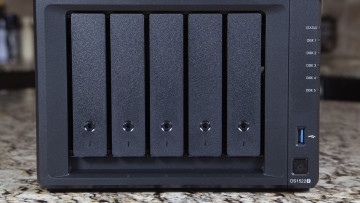 Picture of the front of the Synology DS1522 showing 5 bays power button and lights