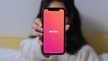 Image of Tinder logo on phone